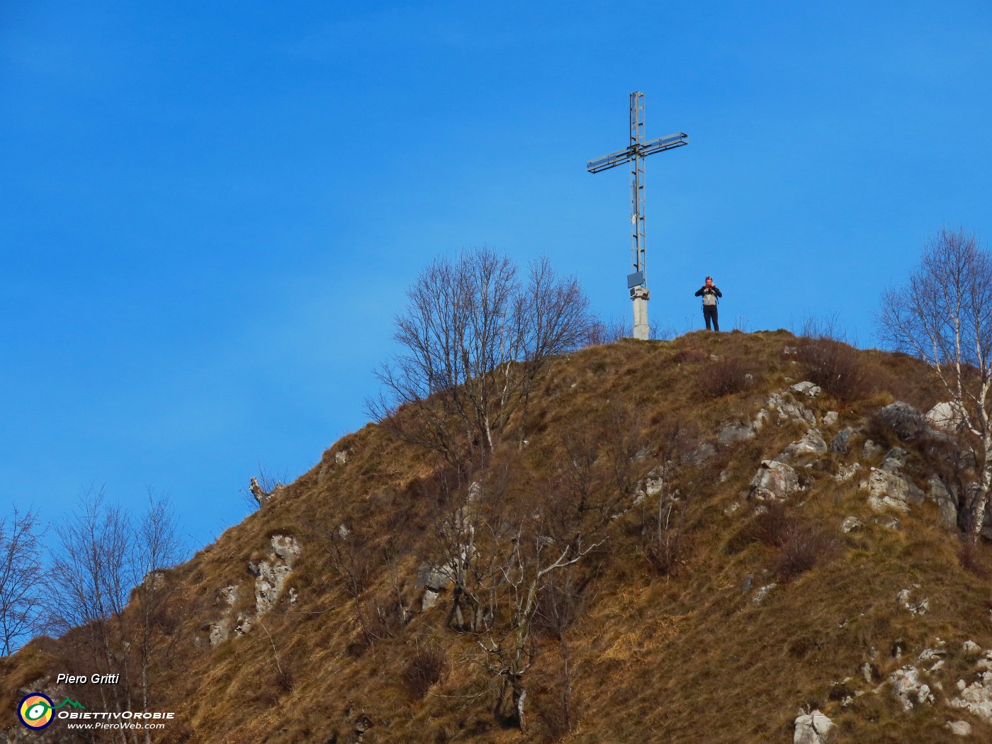 24 Raffaele già alla croce di vetta !.JPG